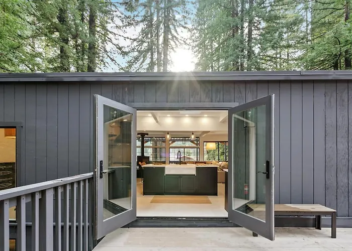 Relaxing Home Among The Redwoods - Dog-Friendly